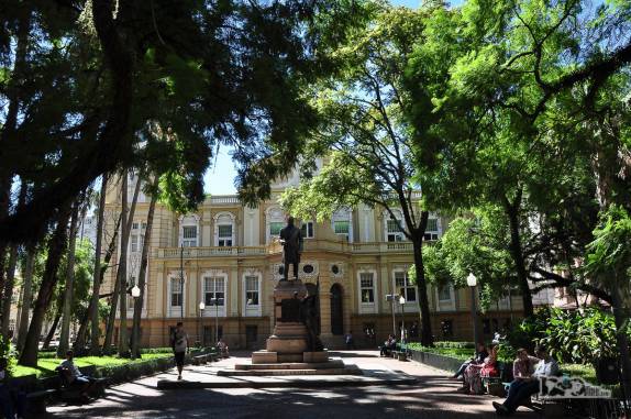 A famosa Praça da Alfândega, no centro histórico de Porto Alegre, no Rio Grande do Sul